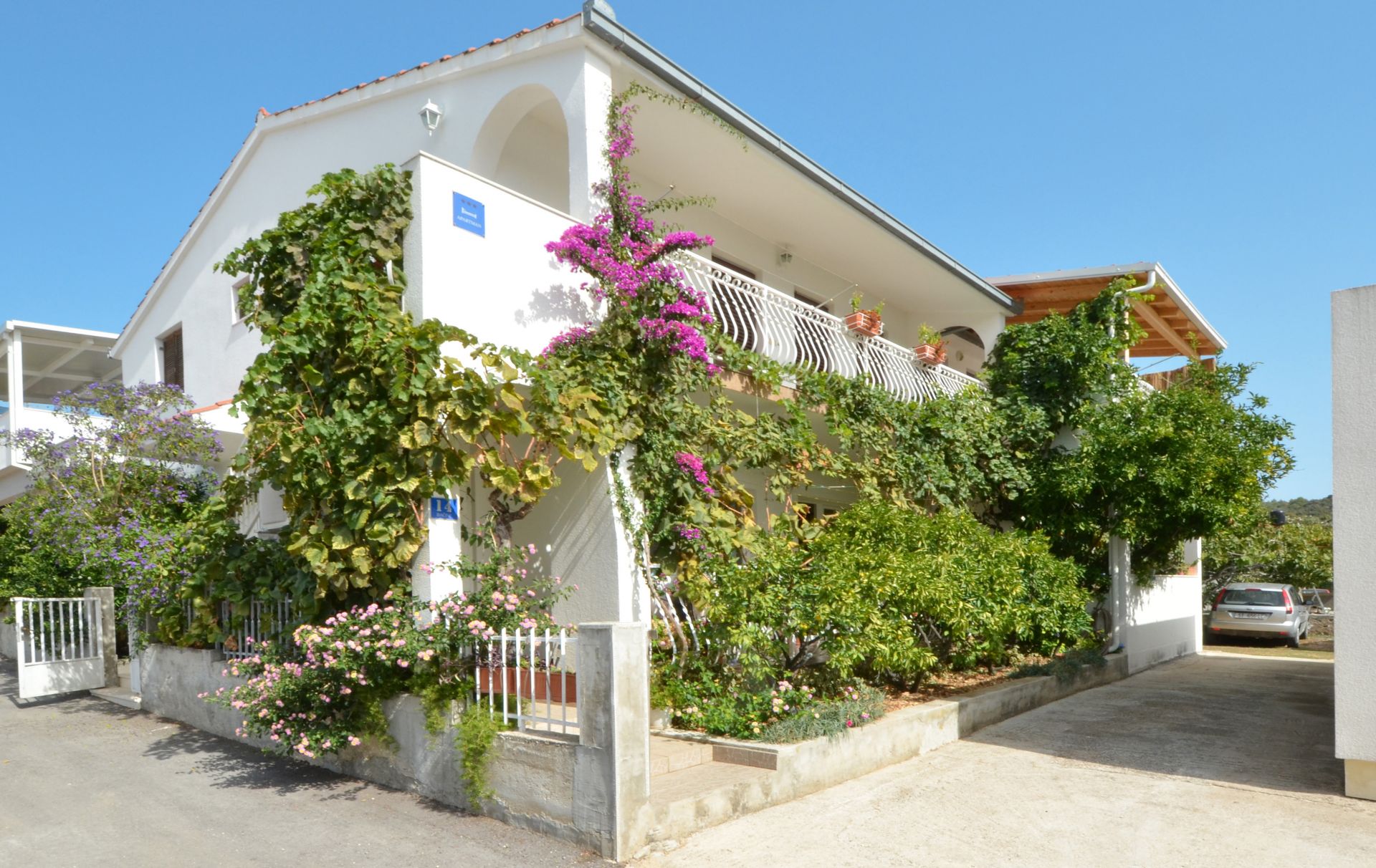 Apartments Paž - 28m from the beach: A1(4+2), A2(2+1), A3(4+1) Vinisce - Riviera Trogir 