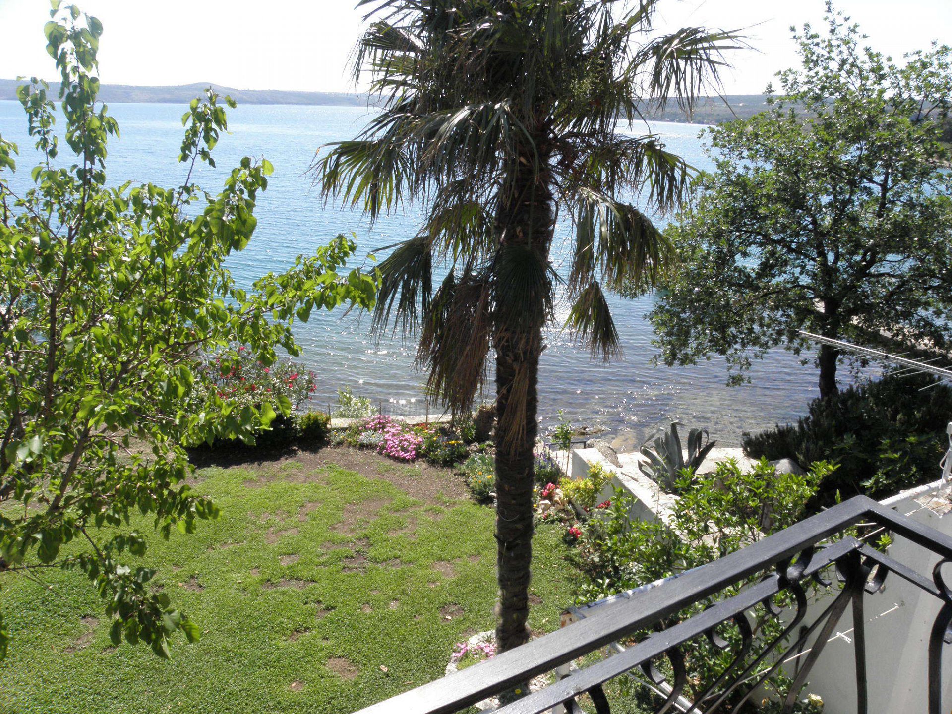 Apartments Vlatkica - 10 m from beach: A1 Vlatkica(4), A2 Lea(4) Maslenica - Zadar riviera 
